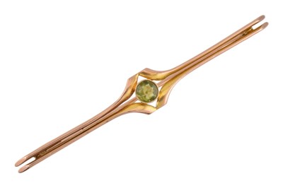 Lot 342 - 9CT GOLD PERIDOT BAR BROOCH