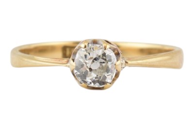 Lot 235 - AN 18CT GOLD AND DIAMOND SOLITAIRE RING.