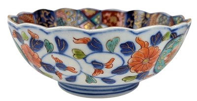 Lot 115 - JAPANESE IMARI LOBED PORCELAIN BOWL 日本明治依万里百条碗