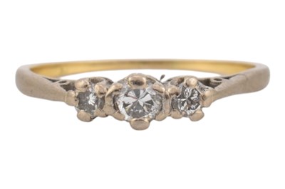 Lot 104 - GOLD & DIAMOND THREE STONE RING