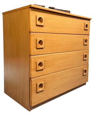 Lot 474 - SCHREIBER FURNITURE - MID CENTURY LIGHT OAK VENEER CHEST OF DRAWERS