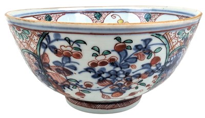 Lot 108 - 18TH CENTURY QING KANGXI IMARI PORCELAN 'FLORAL' BOWL 清 康熙依万里盌