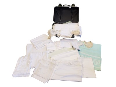 Lot 358 - LARGE COLLECTION OF 20TH CENTURY VINTAGE LINEN, TABLECLOTHS, LACE, ETC