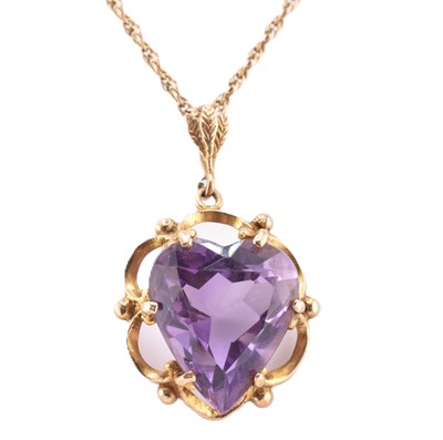 Lot 96 - GOLD & AMETHYST HEART PENDANT NECKLACE