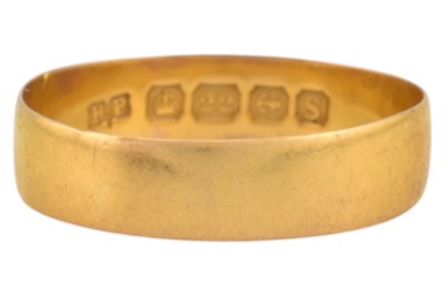 Lot 239 - 1940S HALLMARKED 22CT GOLD WEDDING BAND RING