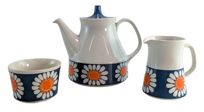 Lot 592 - TURI GRAMSTAD OLIVER X FIGGJO FLINT, NORWAY - THREE PIECE 1960S CERAMIC TEA SET