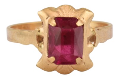 Lot 67 - 18CT GOLD & RED STONE RING