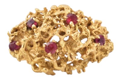 Lot 41 - 1970S RUBY & GOLD BRUTALIST RING