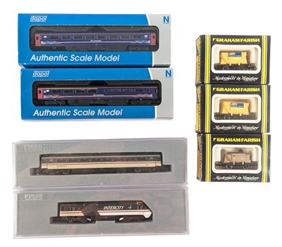 Lot 222 - MODEL RAILWAY - GRAHAM FARISH INTERCITY LOCOMOTIVE & x5 ROLLING STOCK