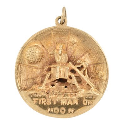 Lot 1 - 9CT GOLD 'FIRST MAN ON THE MOON' APOLLO 11 NECKLACE PENDANT
