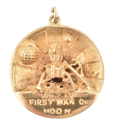 Lot 1 - 9CT GOLD 'FIRST MAN ON THE MOON' APOLLO 11 NECKLACE PENDANT