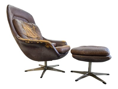Lot 567 - BRITISH MODERN DESIGN- MID CENTURY FAUX LEATHER SWIVEL ARMCHAIR