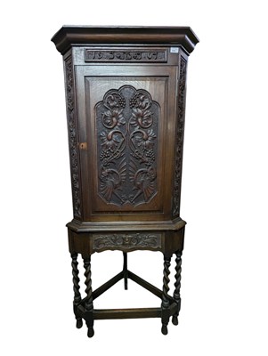 Lot 918 - VICTORIAN 19TH CENTURY CARVED OAK CORNER CUPBOARD