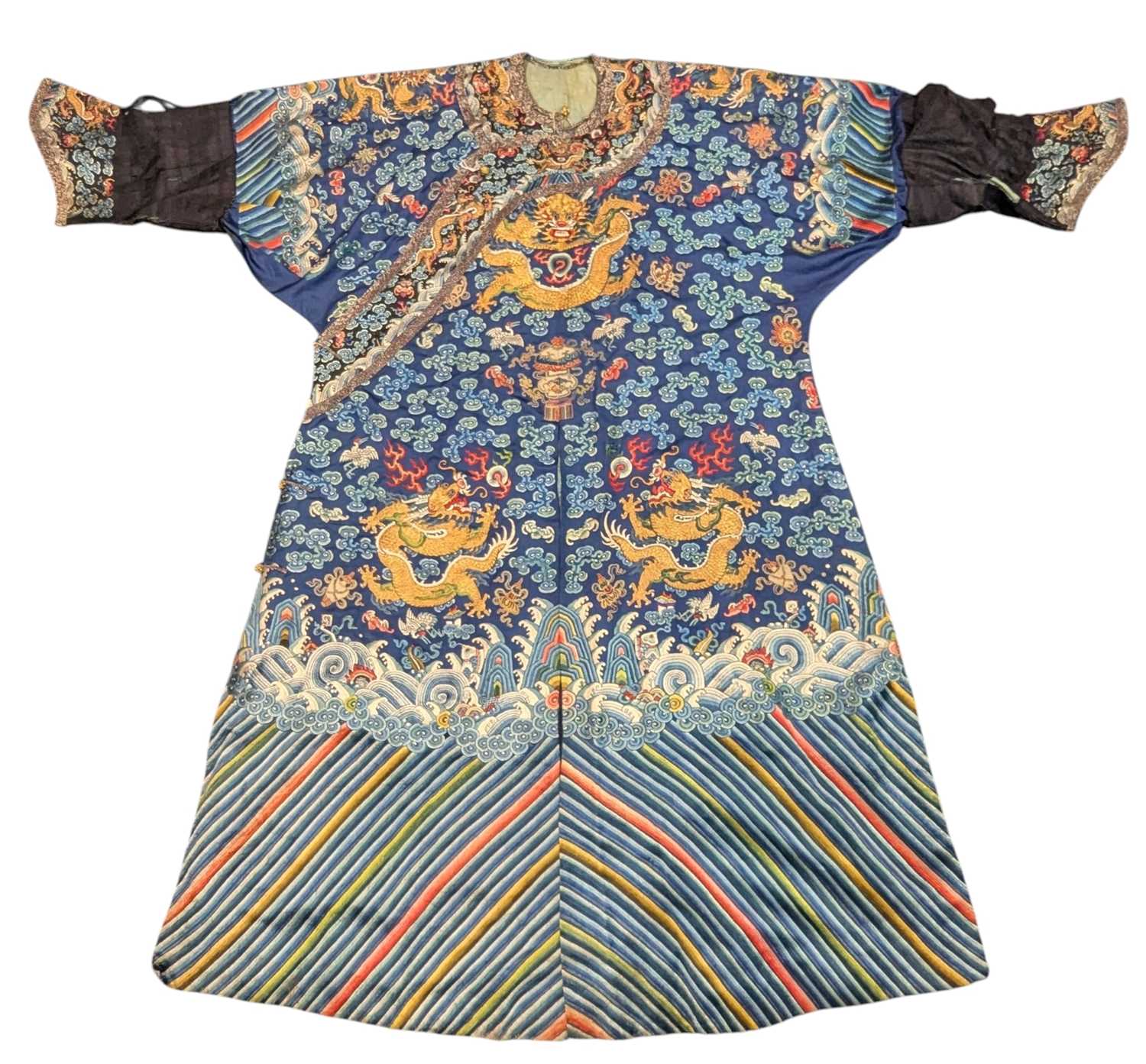 Lot 100 - LATE 19TH CENTURY / EARLY 20TH CENTURY CHINESE WOVEN SILK 'DRAGON' ROBE 清 藍地五爪金龍紋龙袍
