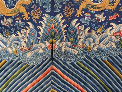 Lot 100 - LATE 19TH CENTURY / EARLY 20TH CENTURY CHINESE WOVEN SILK 'DRAGON' ROBE 清 藍地五爪金龍紋龙袍