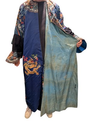 Lot 100 - LATE 19TH CENTURY / EARLY 20TH CENTURY CHINESE WOVEN SILK 'DRAGON' ROBE 清 藍地五爪金龍紋龙袍