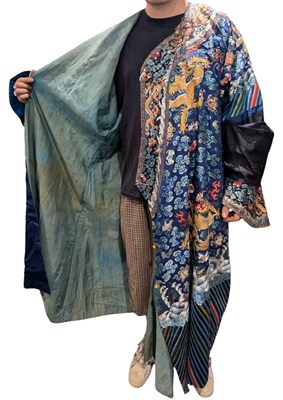 Lot 100 - LATE 19TH CENTURY / EARLY 20TH CENTURY CHINESE WOVEN SILK 'DRAGON' ROBE 清 藍地五爪金龍紋龙袍