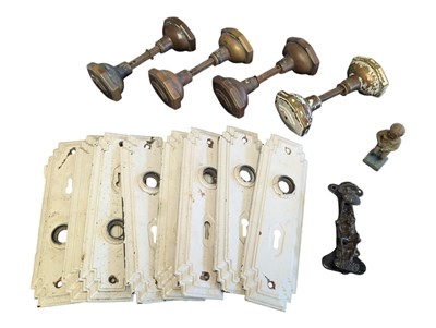 Lot 495 - COLLECTION OF 20TH CENTURY VINTAGE DOOR BACKPLATES & BRASS DOOR KNOBS