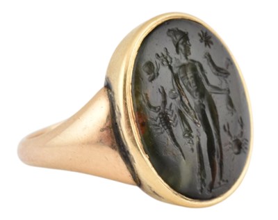 Lot 11 - ANTIQUE GOLD CARVED INTAGLIO GREEN STONE RING