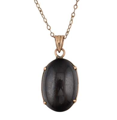 Lot 170 - GOLD & STAR DIOPSIDE CABOCHON PENDANT NECKLACE