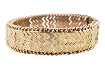 Lot 305 - HALLMARKED 9CT GOLD HERRINGBONE FLAT LINKED BRACELET