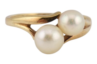 Lot 301 - MIKIMOTO 14CT GOLD & PEARL TOI ET MOI RING