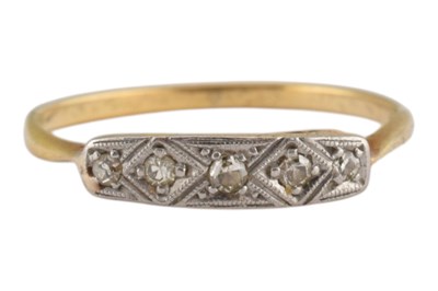 Lot 317 - ART DECO GOLD & DIAMOND FIVE STONE RING