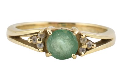 Lot 181 - GOLD EMERALD & SPINEL RING