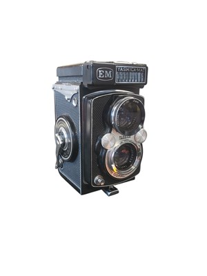 Lot 452 - YASHICA, JAPAN - VINTAGE YASHICA-MAT EM TLR CAMERA