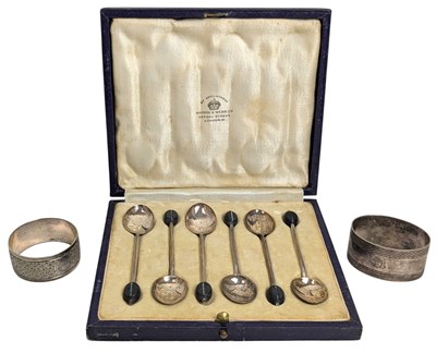Lot 59 - CASED HALLMARKED SILVER COFFEE BEAN TEASPOONS & TWO SILVER NAPKIN RINGS