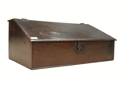 Lot 446 - 17TH / 18TH CENTURY OAK WOOD LIFT TOP CLERKS' BOX / WRITING SLOPE