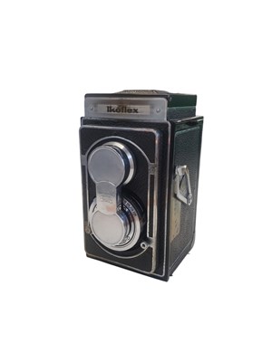 Lot 450a - ZEISS IKON, GERMANY - VINTAGE IKOFLEX MEDIUM FORMAT TLR CAMERA