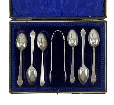 Lot 32 - CASED EDWARD VII HALLMARKED SILVER TEASPOONS & SUGAR TONGS SET