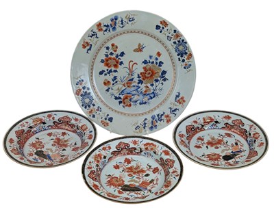 Lot 84 - FOUR 18TH CENTURY CHINESE IMARI PORCELAIN PLATES / CHARGERS 清雍乾矾红描金金彩折沿盘一组