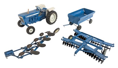 Lot 453 - DIECAST - VINTAGE ERTL FORD TRACTOR WITH PLOUGHING ACCESSORIES