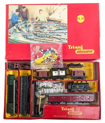 Lot 290 - MODEL RAILWAY - VINTAGE TRI-ANG OO GAUGE TRAIN SET