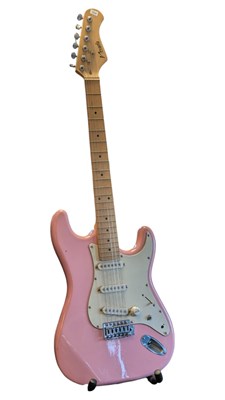 Lot 6 - NEVADA, UK - CONTEMPORARY PINK STRATOCASTER ELECTRIC GUITAR W/ AMP