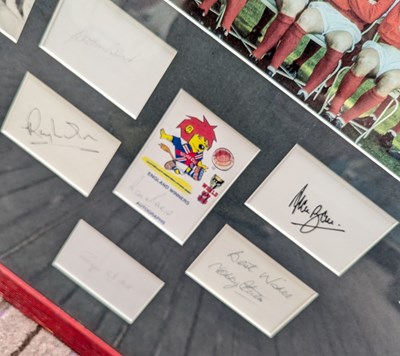 Lot 288 - FOOTBALL - 1966 WORLD CUP ENGLAND SQUAD FULL SET OF AUTOGRAPHS