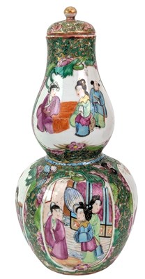 Lot 117 - 19TH CENTURY CHINESE CANTON FAMILLE ROSE DOUBLE GOURD LIDDED VASE 广彩葫芦瓶