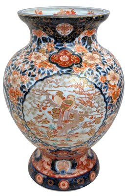 Lot 209 - EARLY 20TH CENTURY JAPANESE 'FUKAGAWA' IMARI VASE 20世纪初日本'深川造'依万里瓶