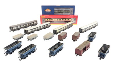 Lot 495 - MODEL RAILWAY - COLLECTION OF OO GAUGE ROLLING STOCK
