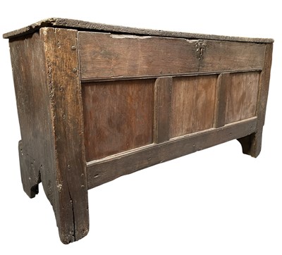 Lot 806 - 18TH CENTURY OAK WOOD SIX PLANK COFFER