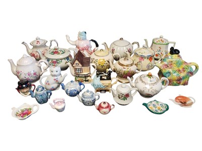 Lot 73 - COLLECTION OF 20TH CENTURY VINTAGE CERAMIC & CHINA TEAPOTS
