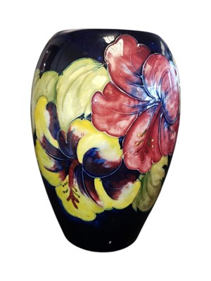 Lot 70 - MOORCROFT - 20TH CENTURY VINTAGE POTTERY HIBISCUS PATTERNED VASE