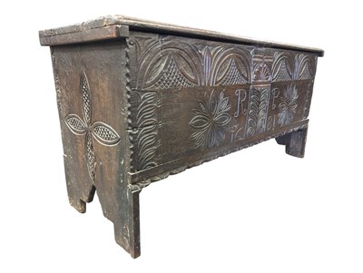 Lot 790 - 17TH CENTURY OAK COFFER / BLANKET BOX