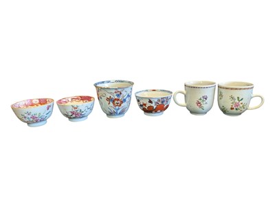 Lot 19 - TWO PAIRS OF 18TH CENTURY CHINESE BOWLS & A PAIR OF CHINESE EXPORT TEACUPS 十八世纪外销茶杯一组