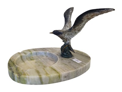 Lot 312 - EARLY 20TH CENTURY GREEN MARBLE ASHTRAY WITH MOUNTED COLD PAINTED SPELTER EAGLE