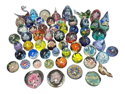Lot 103 - LARGE COLLECTION OF 20TH CENTURY VINTAGE STUDIO GLASS PAPERWEIGHTS