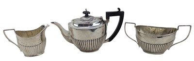 Lot 2 - EARLY 20TH CENTURY EDWARD VII HALLMARKED SILVER 3 PIECE TEA SERVICE