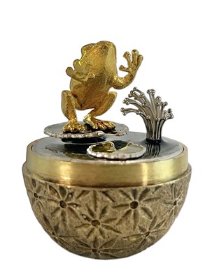 Lot 7 - STUART DEVLIN SILVER GILT 1978 SURPRISE EGG WITH FROG AND SPLASH